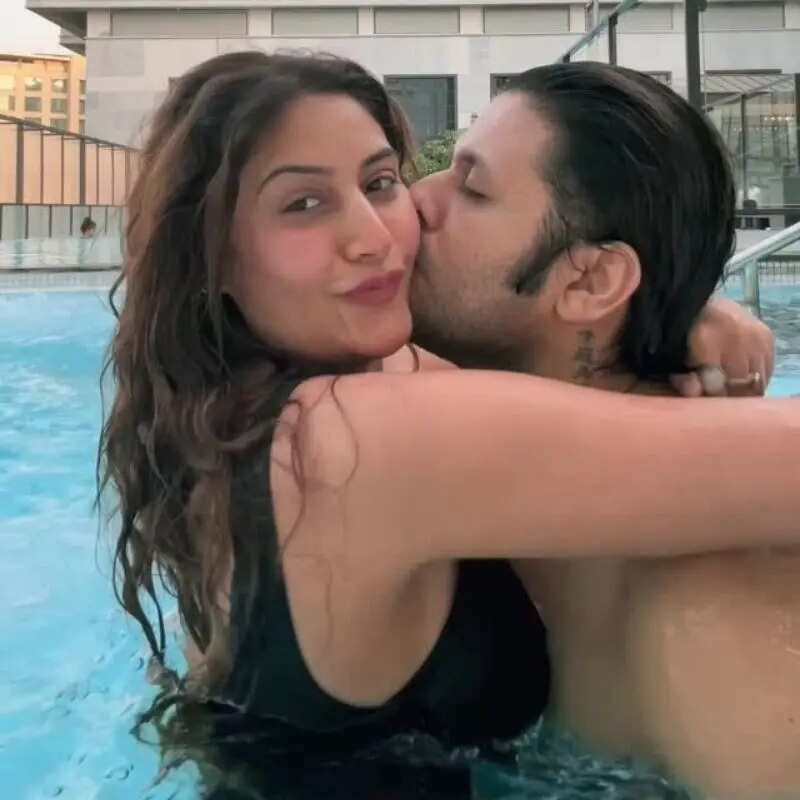 सालगिरह पर पति संग रोमांटिक हुईं सुरभि चंदना