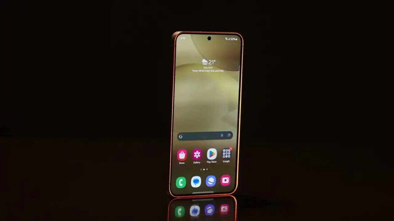 Samsung Galaxy S24 FE में 6.7 इंच की डायनेमिक एमोलेड स्क्रीन मिलती है। डिस्प्ले में 120Hz का रिफ्रेश रेट और कॉर्निंग गोरिल्ला ग्लास की प्रोटेक्शन मिलती है। यह स्मार्टफोन आउट ऑफ द बॉक्स एंड्रॉयड 14 पर रन करता है।