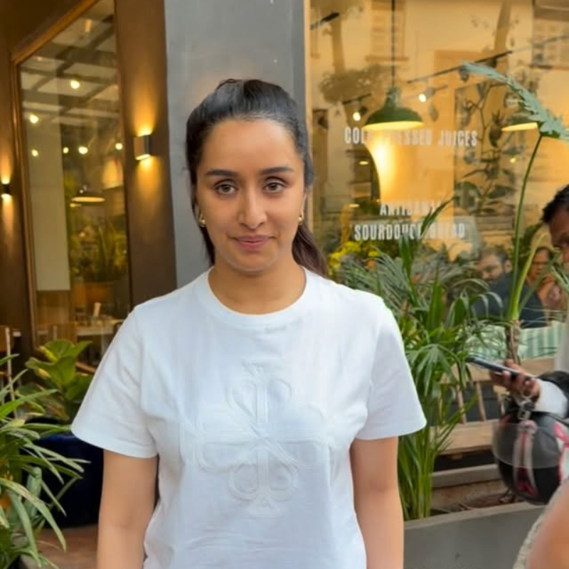 सिंपल लुक में नजर आईं श्रद्धा कपूर