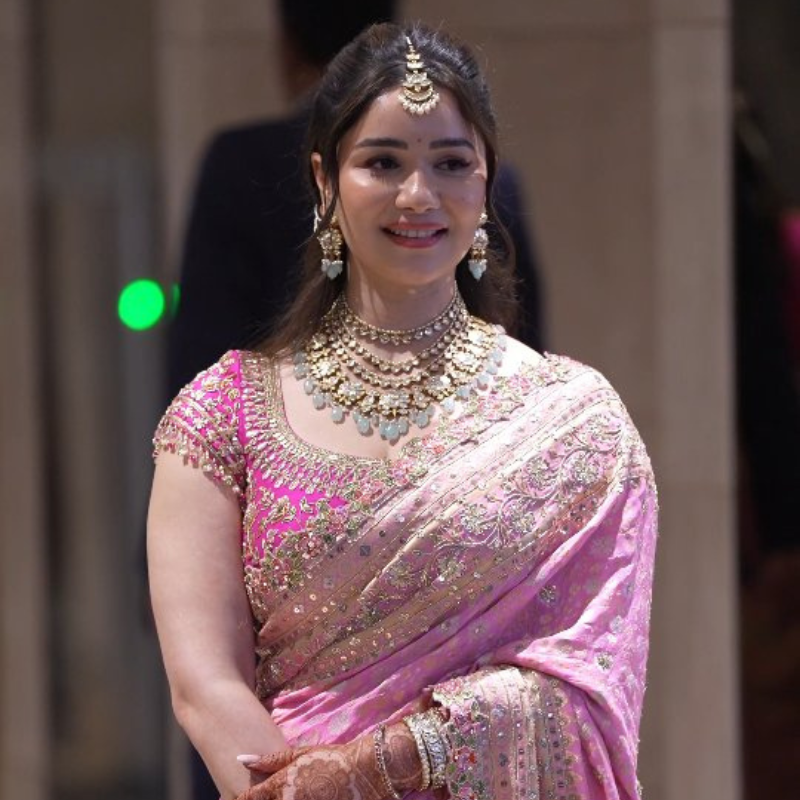 पिंक साड़ी में नजर आईं सारा