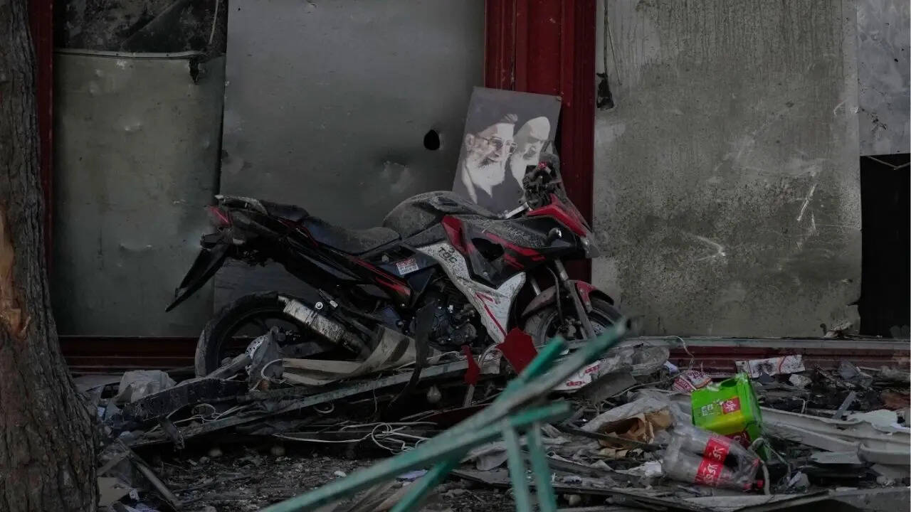 <strong>कई शहरों में हवाई हमले</strong>