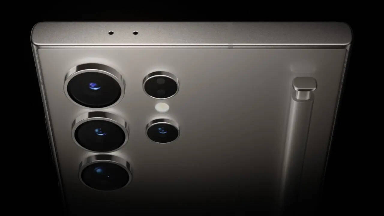 सैमसंग ने इस फ्लैगशिप कैटेगरी के स्मार्टफो में 12GB तक की रैम और 1TB तक की स्टोरेज दी है। फोटोग्राफी के लिए रियर पैनल में चार कैमरे दिए गए हैं जिसमें 200+10+50+12 मेगापिक्सल के सेंसर आते हैं। सेल्फी के लिए 12 मेगापिक्सल का फ्रंट कैमरा मिलता है।