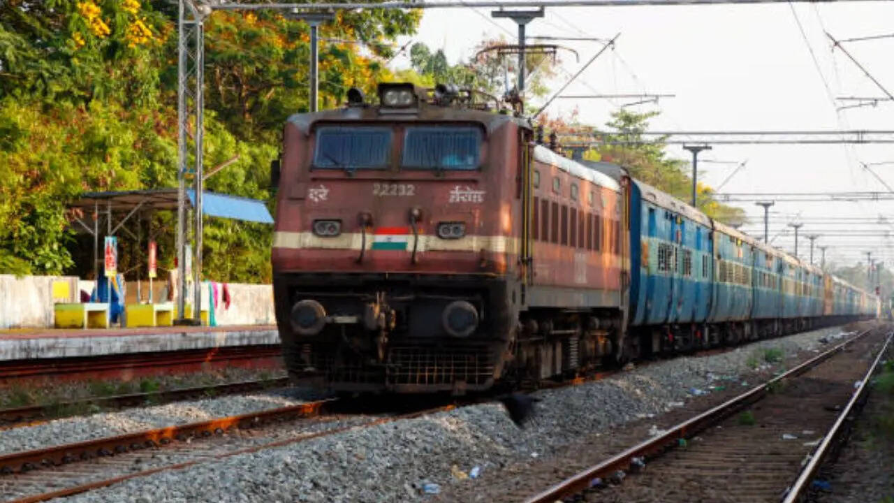 आपको बता दें कि रेलवे आर-वॉलेट के माध्यम से भुगतान करने पर पहले से ही तीन प्रतिशत बोनस कैशबैक की सुविधा दे रही है। इस नई सुविधा के बाद भी यह व्यवस्था पहले जैसे ही लागू रहेगी। रेलवे की मानें तो टिकट बुकिंग में डिस्काउंट देने का मकसद टिकट काउंटर पर नकद भुगतान की भीड़ को कम करना है।