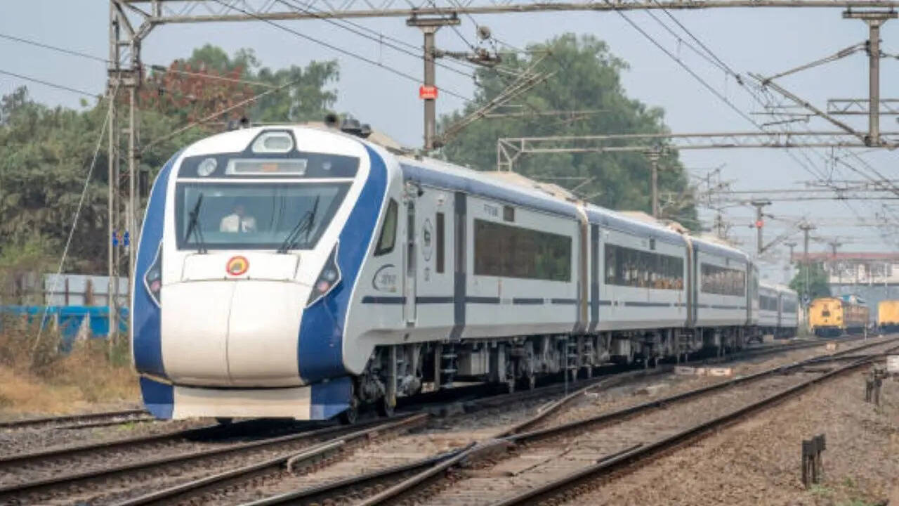 अगर कोई यात्री रेल वन ऐप (RailOne App) के जरिए अनारक्षित टिकट की बुकिंग करता है तो उसे 3% का डिस्काउंट दिया जाएगा। रेलवे की तरफ से शुरू की गई यह आकर्षक सुविधा 14 जुलाई 2026 तक ही लागू रहेगी। 