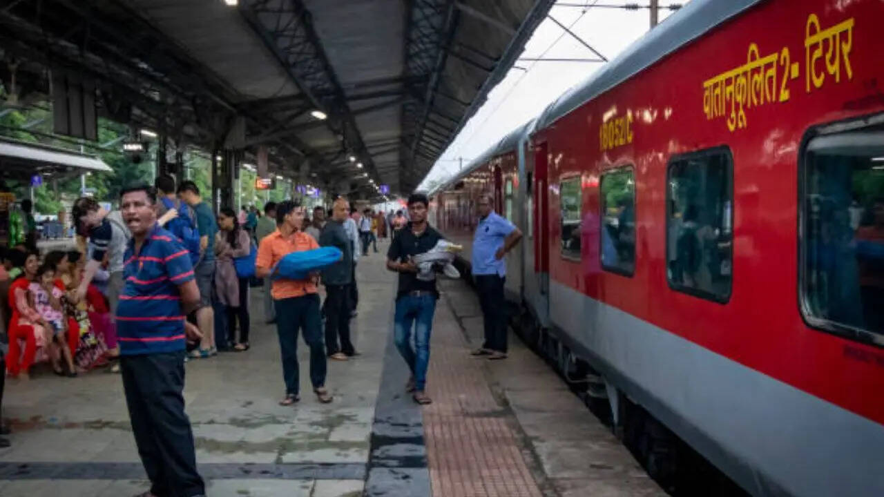 ​आपको बता दें कि इंडियन रेलवे की तरफ से पिछले साल सुपर रेल ऐप RailOne को लॉन्च किया गया था। इंडियन रेलवे का यह ऐप रेल यात्रियों को कई तरह की सुविधाएं ऑफर करता है। 