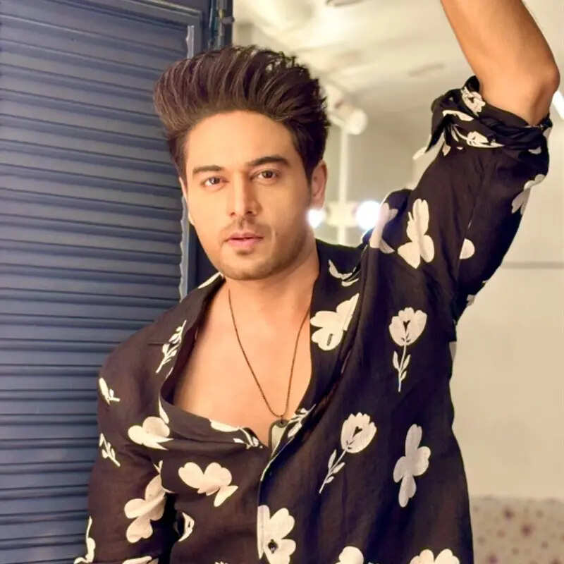 अनुज कपाड़िया (Gaurav Khanna) 