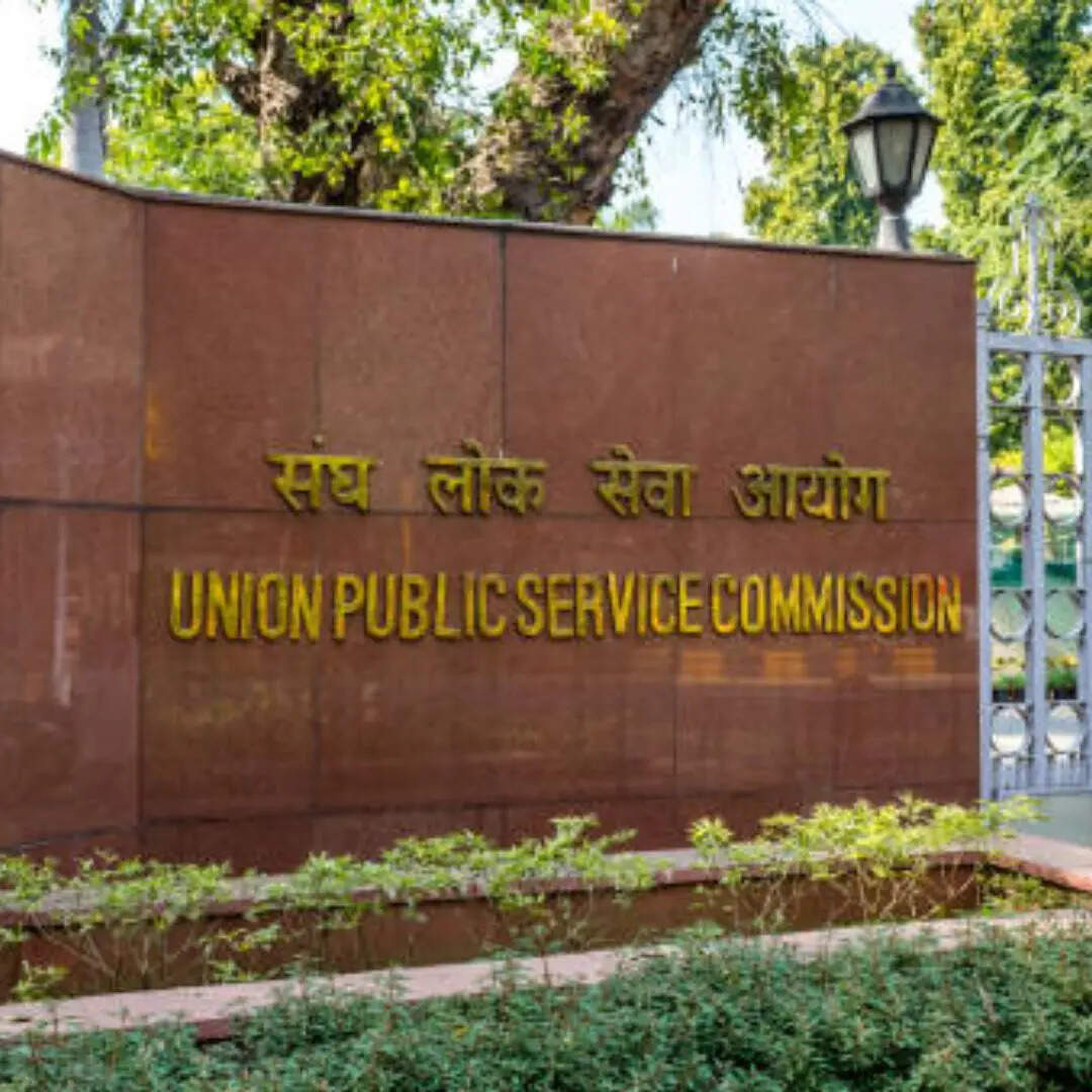 अकादमिक क्षेत्र से जुड़े एक सदस्य
