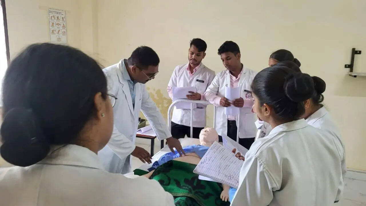 ईंटें ढोकर दिया परिवार का सहारा