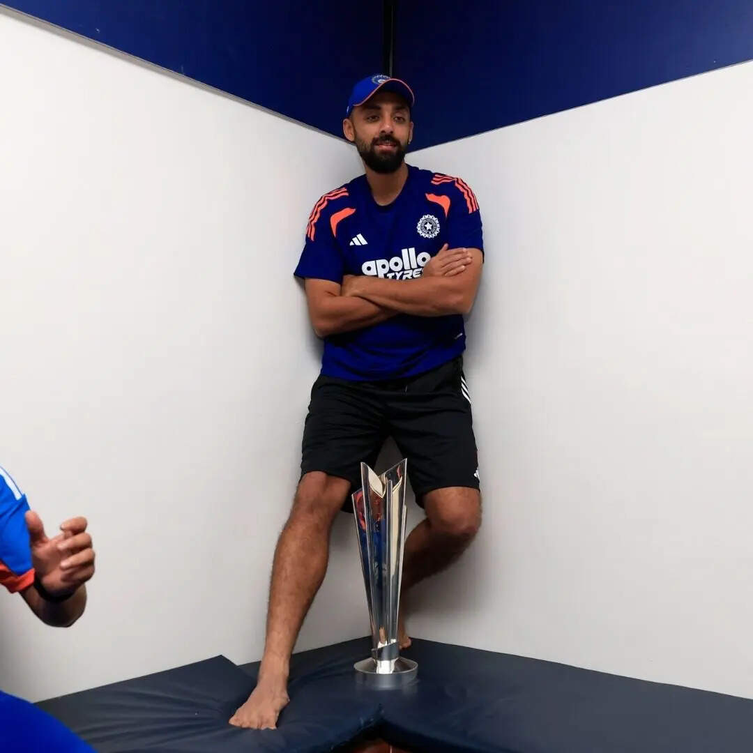 नंबर दो पर वरुण चक्रवर्ती