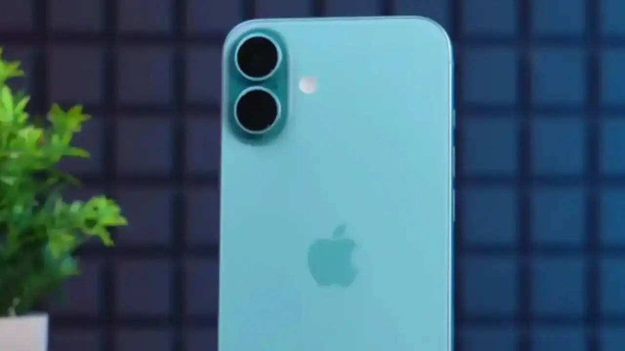 एप्पल ने iPhone 16 में परफॉर्मेंस के लिए Apple A18 चिपसेट दिया है। इसके अलावा इसमें आपको 8GB तक की रैम और 512GB तक की स्टोरेज ऑप्शन मिलती है। फोटोग्राफी के लिए रियर में डुअल कैमरा सेटअप मिलता है जिसमें 48+12 मेगापिक्सल का सेंसर दिया गया है। सेल्फी और वीडियो कॉलिंग के लिए इसमें 12 मेगापिक्सल का सेंसर दिया गया है।