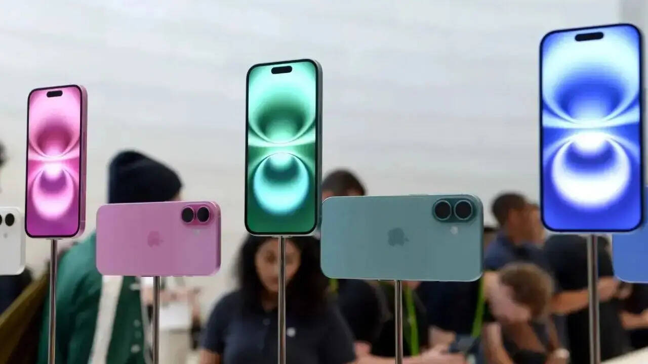 iPhone 16 में कंपनी ने एल्यूमिनियम फ्रेम के साथ IP68 रेटिंग से लैस किया है। इसमें आपको 6.1 इंच की सुपर रेटिना डिस्प्ले मिलती है। डिस्प्ले की प्रोटेक्शन के लिए इसमें Ceramic Shield glass दिया गया है। आउट ऑफ द बॉक्स यह स्मार्टफो iOS 18 पर रन करता है।