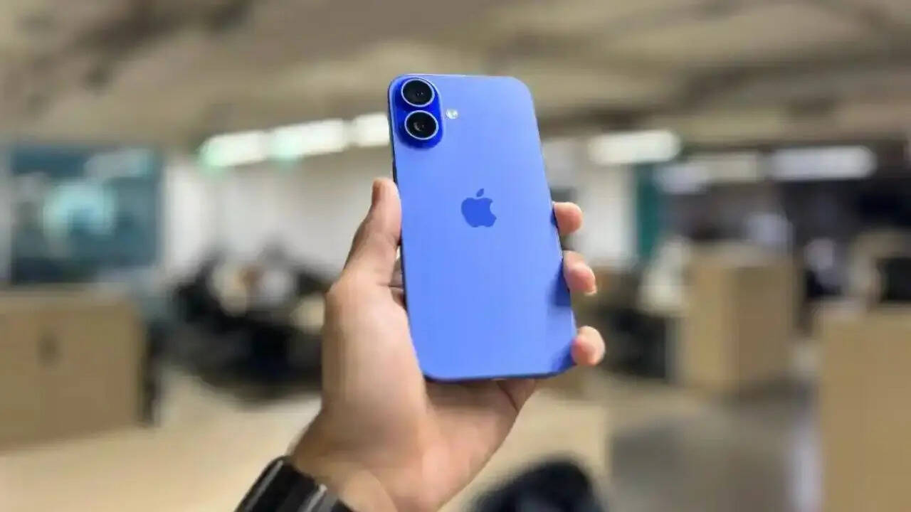आपको बता दें कि एप्पल ने पिछले साल iPhone 17 सीरीज को लॉन्च किया था। नई सीरीज आने के बाद पुराने मॉडल्स के दाम काफी कम हो चुके हैं। ऐसे में अगर आपको एक कैमरा सेंट्रिक स्मार्टफोन चाहिए तो iPhone 16 आपके लिए एक बेस्ट ऑप्शन होने वाला है।