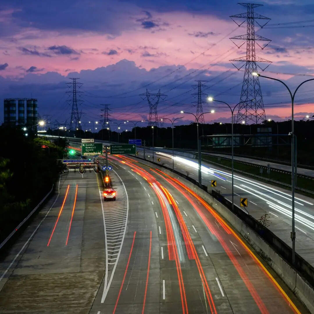 27 किलोमीटर 14 लेन 