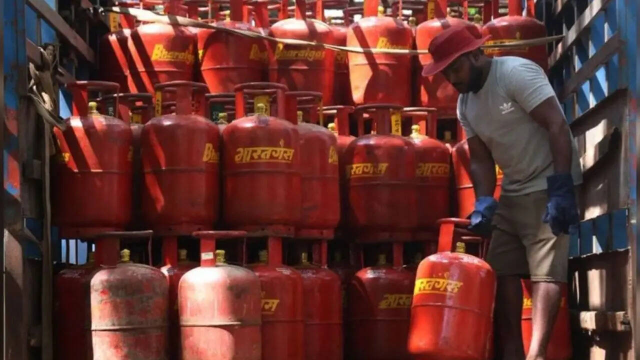 <strong>Bharat Gas Helpine Number:</strong> भारत गैस यूजर्स टोल फ्री नंबर- 1800-22-4344 पर कॉल करके शिकायत कर सकते हैं। अगर आपको भारत गैस में बुकिंग करना है तो इसके लिए आप 7715012345 नंबर पर कॉल कर सकते हैं।