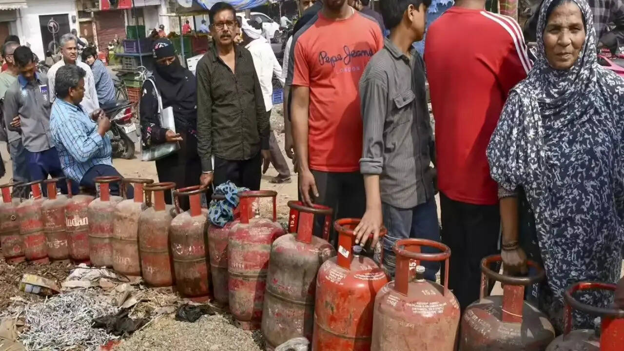 <strong>Indane Gas Helpline Number: </strong>अगर आपने इंडेन कंपनी का कनेक्शन ले रखा है तो आपको Indane के हेल्पलाइन नंबर पर कम्प्लेन करना होगा। इसके लिए आप 1800-2333-555 (टोल फ्री) नंबर पर शिकायक तर सकते हैं। इसके अलावा आप LPG बुकिंग और शिकायत के लिए 7718955555 पर भी कॉल कर सकते हैं।