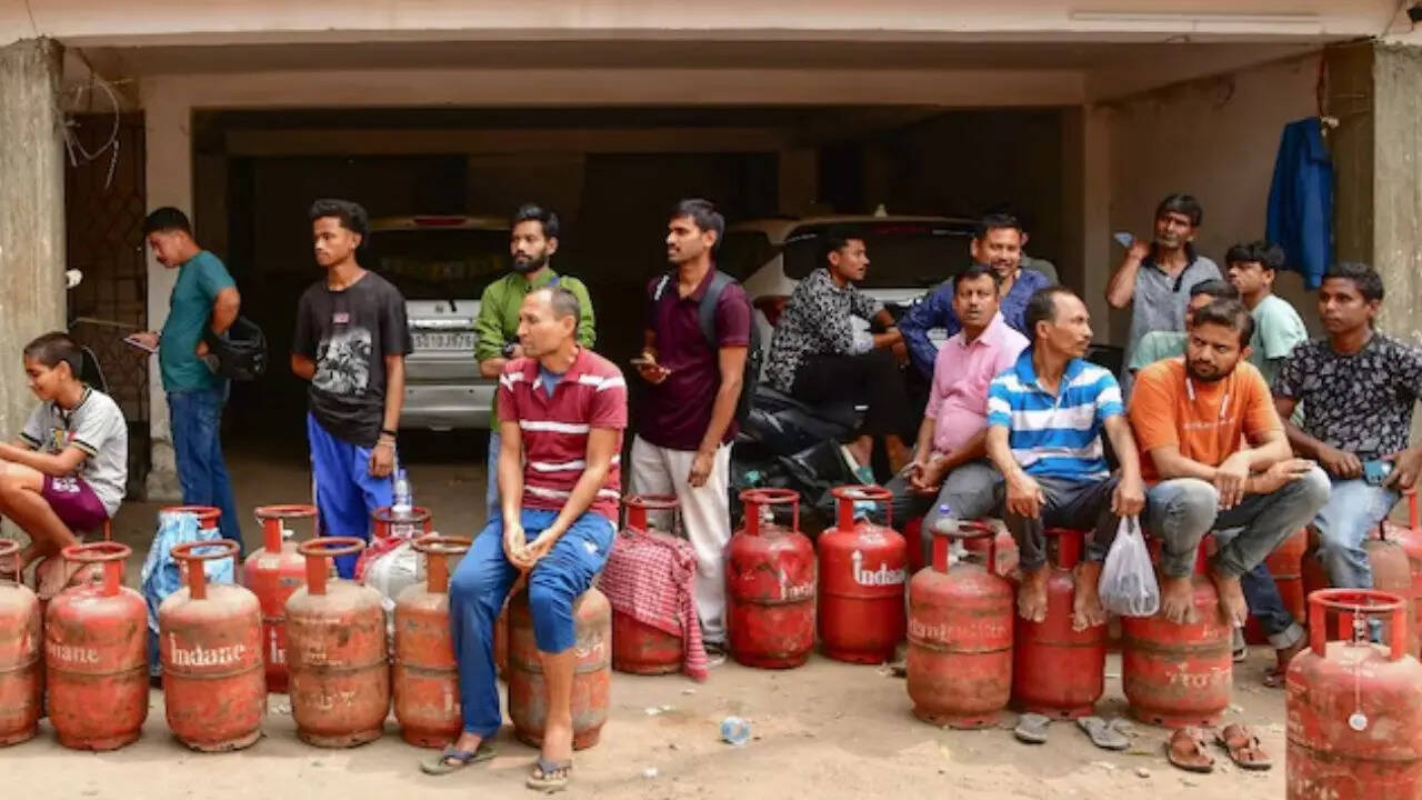 अगर आपका डीलर बुकिंग के बाद भी सिलेंडर डिलीवर नहीं कर रहा है या फिर अधिक पैसे कि डिमांड आपसे हो रही है तो आप इसकी शिकायत भी दर्ज करा सकते हैं। इसके  लिए आपको अपनी गैस कंपनी के हेल्पलाइन नंबर की जरूरत होगी। आइए आपको अलग-अलग कंपनियों के हेल्पलाइन नंबर के बारे में बताते हैं।