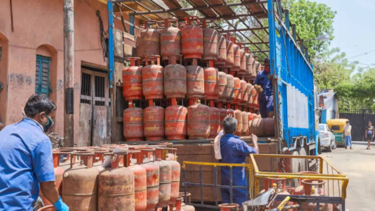 कई बार तो बुकिंग होने के बाद भी सिलेंडर की डिलीवरी नहीं की जाती है, या फिर कुछ जगहों पर डीलर्स ज्यादा पैसे मांगकर सिलेंडर देने की कोशिश करते हैं। अगर आपने सिलेंडर की बुकिंग की हुई और आपको वह डिलीवर नहीं हुआ है तो अब आपको परेशान होने की जरूरत नहीं है। 
