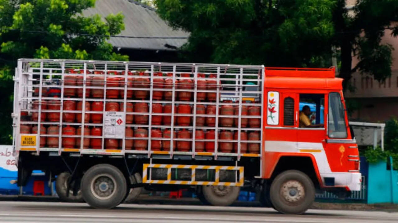 LPआपको बता दें कि सरकार की तरफ से LPG सिलेंडर की बुकिंग अवधि को 21 दिन से बढ़ाकर 25 दिन कर दिया गया है।  क्राइसिस के समय कई बार ऐसी शिकायतें सामने आती हैं जिसमें कुछ डीलर सिलेंडर की कालाबाजारी करते हैं।