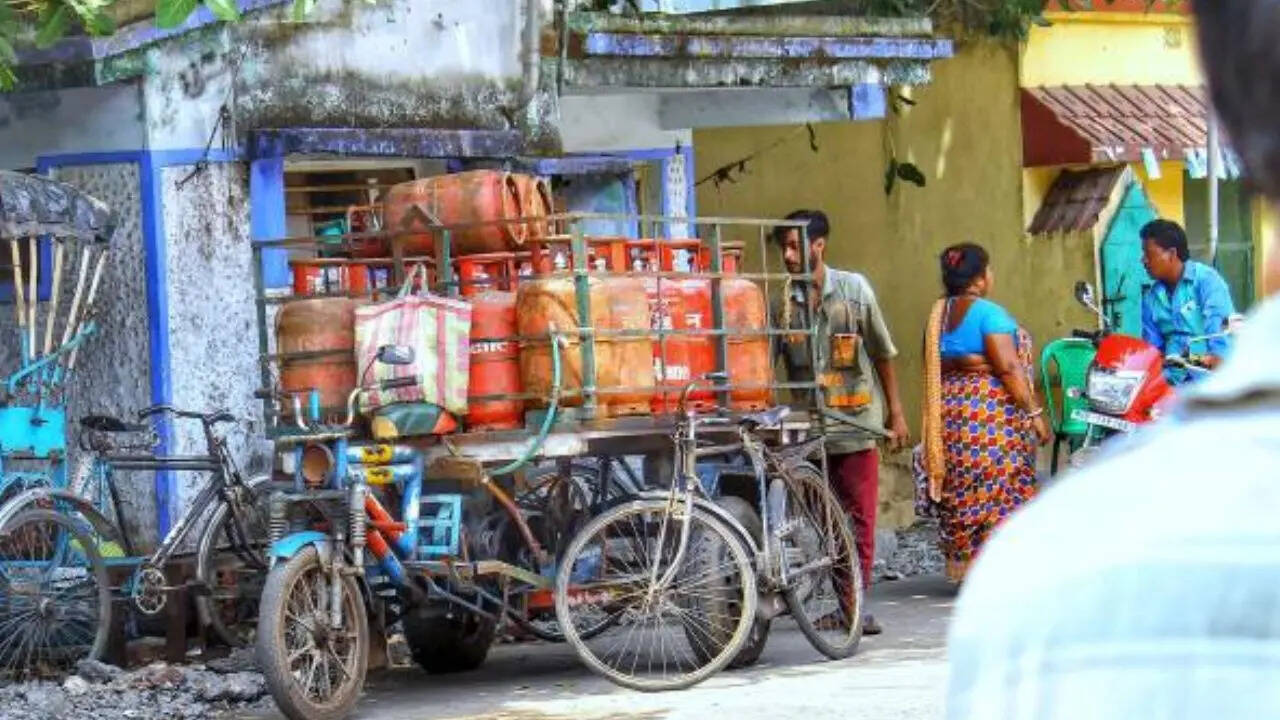 सरकार ने कहा कि आम लोगों की जरूरतों को सबसे पहले पूरा किया जाएगा और सरकार घरेलू रसोई गैस को प्राथमिकता दे रही है इसलिए घबराने की जरूरत नहीं है।