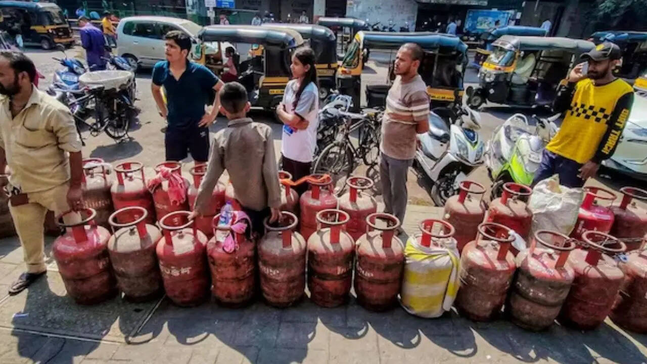 अमेरिका, इजराइल और ईरान के बीच लगातार हो रहे युद्ध की वजह से मिडिल ईस्ट में तनाव बना हुआ है। इस वजह से अब देश में एलपीजी गैस की कमी को लेकर लोगों में डर बढ़ने लगा है।