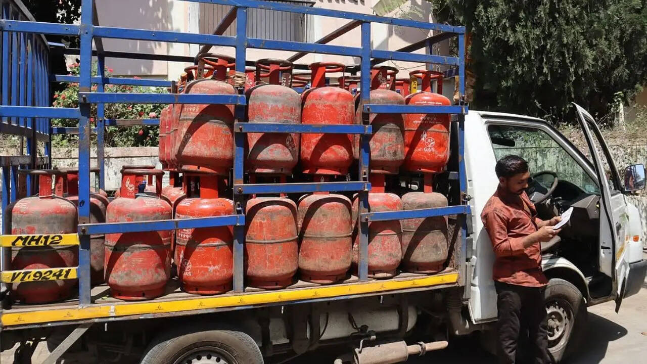 <strong>HP Gas Helpline Number:</strong> अगर आपने HP Gas का कनेक्शन ले रखा है तो आप कम्प्लेन के लिए 1800-2333-555 टोल फ्री नंबर पर कॉल सकते हैं। इसके अलावा आप 9493602222 पर भी कॉल करके बुकिंग और शिकायत कर सकते हैं। 