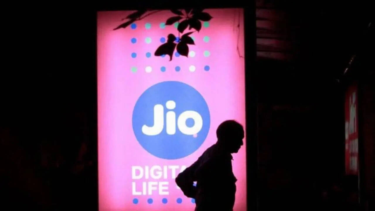 जियो का यह 999 रुपये वाला प्लान उन ग्राहकों के लिए एक बेस्ट ऑप्शन है जिन्हें अधिक इंटरनेट डेटा चाहिए। रिचार्ज प्लान में पूरी वैलिडिटी के लिए कुल 196GB डेटा मिलता है। मतलब आप हर दिन 2GB तक हाई स्पीड डेटा इस्तेमाल कर पाएंगे। जियो इस प्लान में अपने एलिजिबल ग्राहकों को अनलिमिटेड 5G डेटा भी दे रहा है।