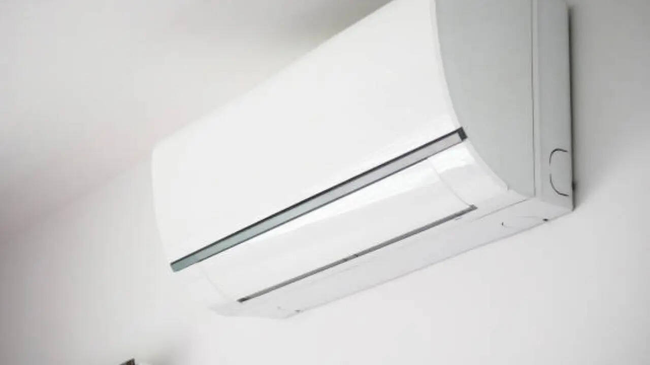 <strong>LG 1 Ton Split AC:</strong> एलजी के स्प्लिट एसी को सस्ती कीमत में खरीदने का शानदार मौका है। 1 टन स्प्लिट एसी को फ्लिपकार्ट पर 62,900 रुपये की कीमत में लिस्ट किया गया है। हालांकि इस पर अभी ग्राहकों को 46% का फ्लैट डिस्काउंट दिया जा रहा है जिसके बाद आप इसे सिर्फ 34,290 रुपये में खरीद सकते हैं।