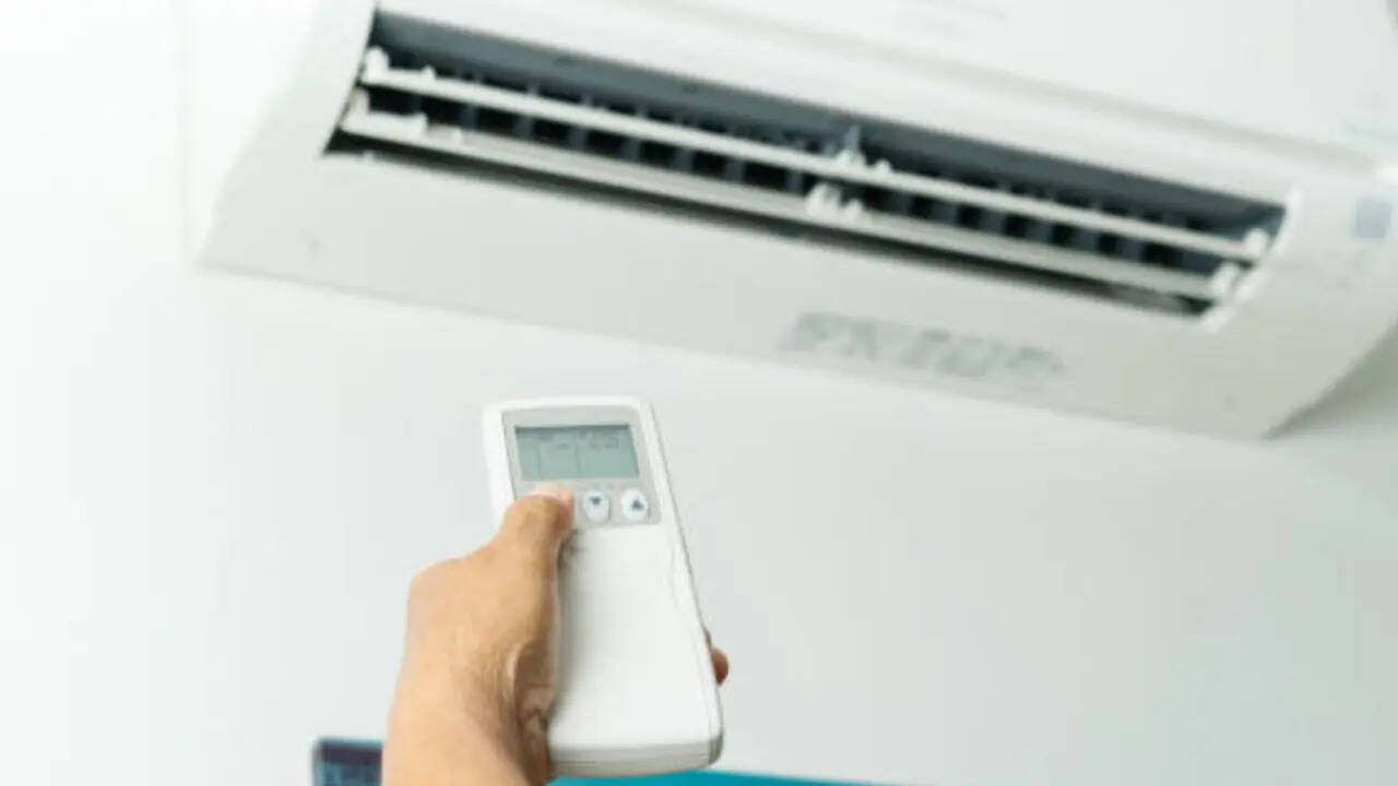 <strong>Carrier 1 Ton Split AC:</strong> CARRIER एक प्रीमियम ब्रैंड है जिसके एसी जबरदस्त पावरफुल होते हैं। करियर के 1 टन स्प्लिट एसी को 52,900 रुपये की कीमत में लिस्ट किया गया है। अभी इस पर कंपनी ग्राहकों को फ्लैट 44% का धमाकेदार ऑफर दे रही है जिसके बाद आप इसे सिर्फ 29,490 रुपये में खरीद सकते हैं।