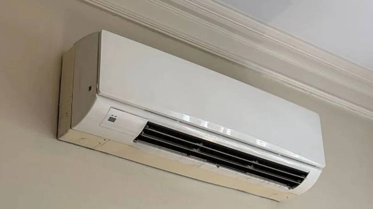 <strong>Samung 1 Ton Split AC:</strong> फ्लिपकार्ट ने सैमसंग के स्प्लिट एसी में बड़ी कटौती की है। आपके पास सैमसंग एसी को अफोर्डेबल प्राइस में खरीदने का शानदार मौका है। सैमसंग के एक टन स्प्लिट एसी को फ्लिपकार्ट में 53,490 रुपये में लिस्ट किया गया है। हालांकि अभी इस पर 46% की बड़ी छूट दी जा रही है जिसके बाद आप इसे 28,990 रुपये में खरीदकर घऱ ले जा सकते हैं। 