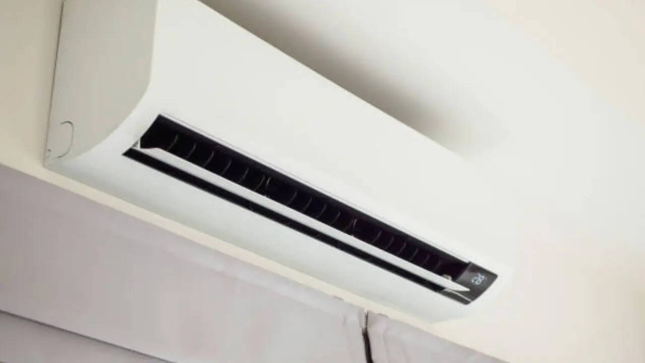 <strong>Godrej 1 Ton Split AC:</strong> गोदरेज के प्रीमियम 1 टन स्प्लिट एसी को फ्लिपकार्ट में 38,600 रुपये की कीमत में लिस्ट किया गया है। कंपनी ने अभी इसकी कीमत में 31% की बड़ी कटौती कर दी है। फ्लैट डिस्काउंट ऑफर के साथ आप गोदरेज के एसी को सिर्फ 26,490 रुपये में खरीदकर घर ले जा सकते हैं।