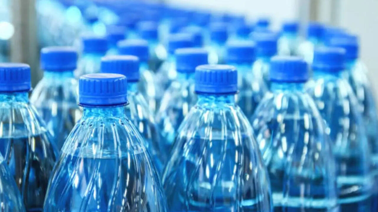 90% लोग यह समझकर बोतल वाला पानी खरीदतें कि वह साफ और पूरी तरह से सुरक्षित है। लेकिन अगर वह बोतल बंद पानी एक्सपायर हो चुका है तो यह आपकी हेल्थ के लिए काफी खतरनाक हो सकता है। ऐसे में बोतल वाले पानी की एक्सपायरी डेट जानना बेहद जरूरी होता है।
