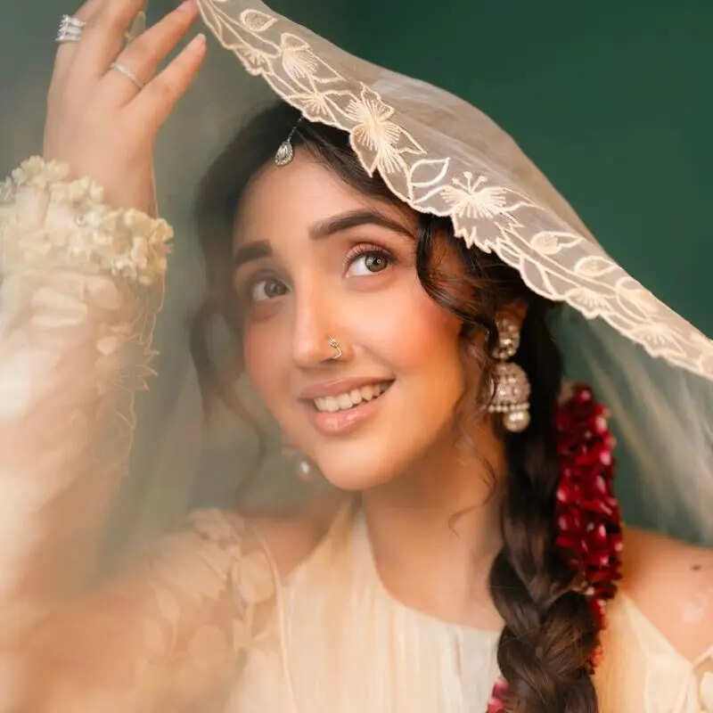 व्हाइट आउटफिट में खूबसूरत लगीं अशनूर कौर