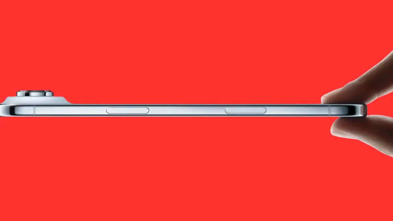 iPhone Air को अमेजन में 1,19,900 रुपये की कीमत में लिस्ट किया गया है। हालांकि इसे आप बेहद सस्ती कीमत में खरीदकर घर ले जा सकते हैं। अमेजन ग्राहकों को अभी इस पर फ्लैट 21% की छूट दे रहा है। इस ऑफर के साथ आप इसे सिर्फ 94,990 रुपये में खरीदकर घर ले जा सकते हैं।