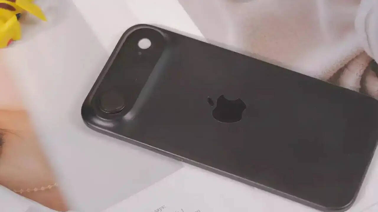 ई-कॉमर्स वेबसाइट अमेजन ने अपने करोड़ों ग्राहकों को iPhone Air सस्ते में खरीदने का शानदार मौका दे दिया है। अमेजन ग्राहकों को फ्लैट डिस्काउंट के साथ साथ बैंक ऑफर और एक्सचेंज ऑफर भी दे रहा है।