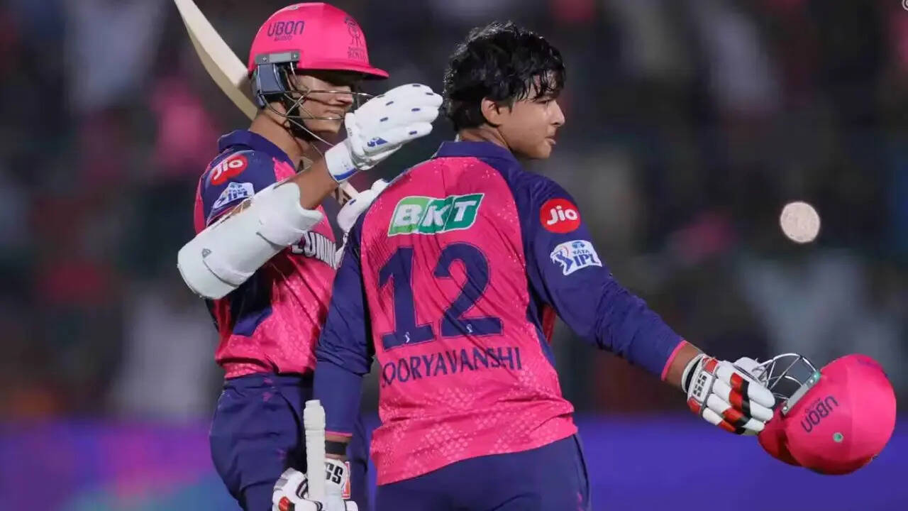 मारे थे 11 छक्के और 7 चौके