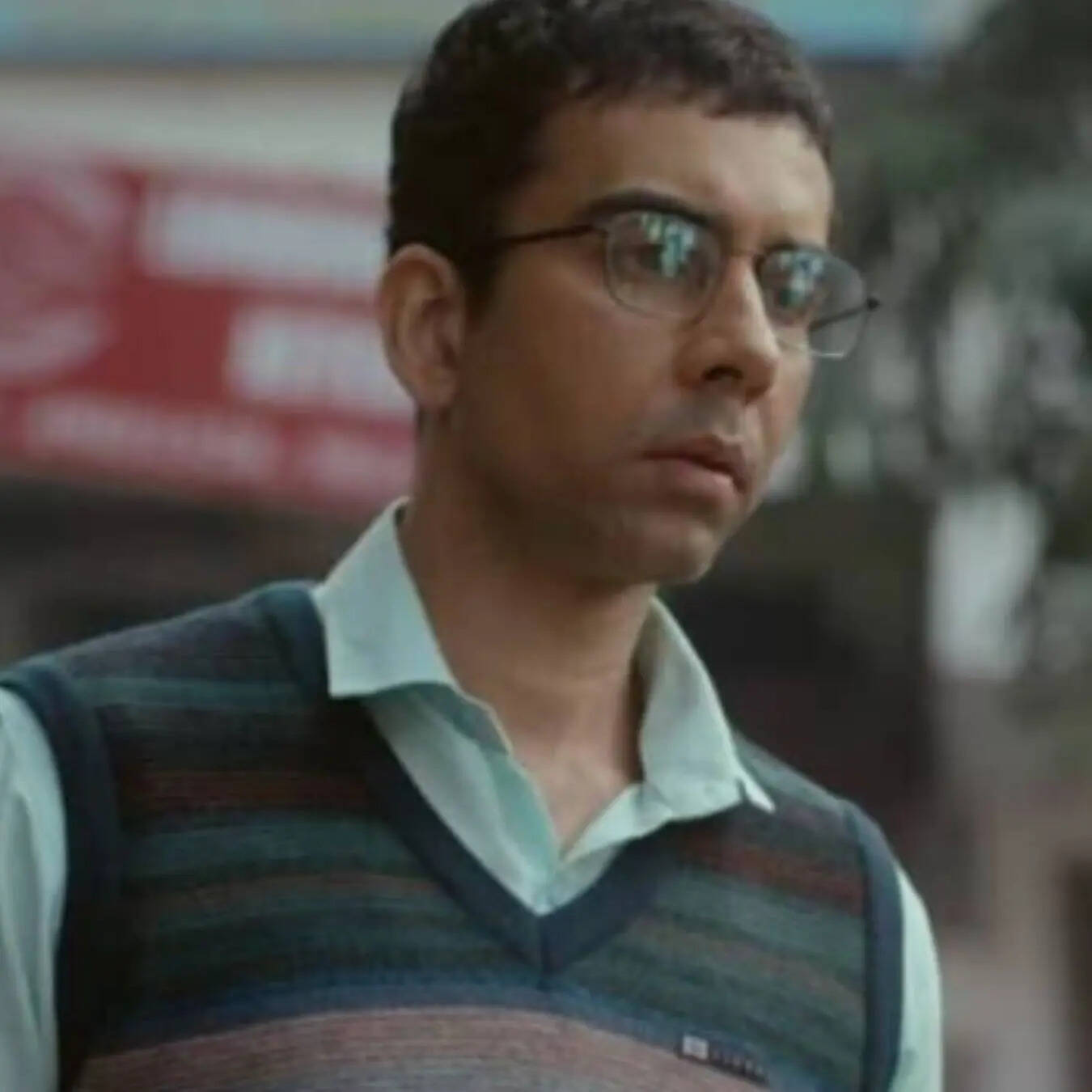 कौन आगे? 