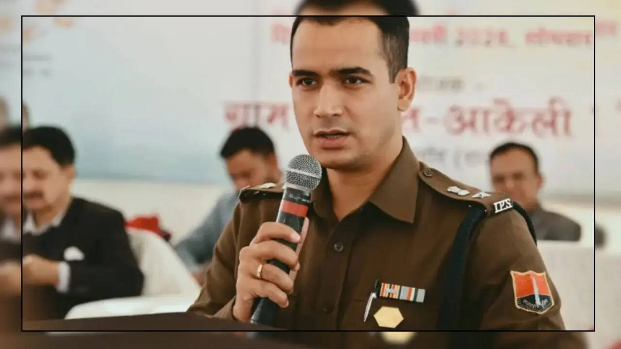 एक अधिकारी, कई प्रेरणाएं