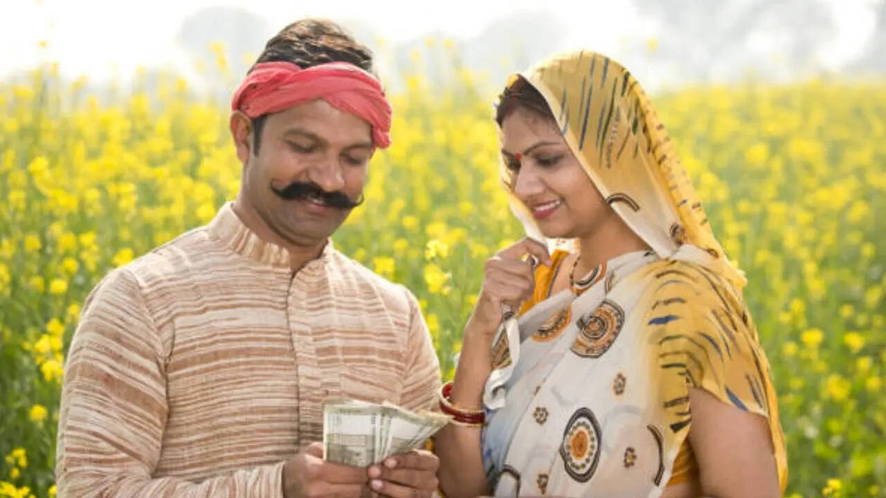 आपको बता दें कि PM Kusum Yojana में भूमि आवश्यकता कंपोनेंट पर निर्भर करती है। जैसे कि Component-A में 1 MW सोलर प्लांट के लिए लगभग 4–5 एकड़ जमीन होना जरूरी है। Component-B और Component-C के लिए न्यूनतम भूमि जरूरी नहीं होती, इसमें किसानों के पास केवल पंप व सोलर पैनल लगाने जितनी जगह पर्याप्त होती है।