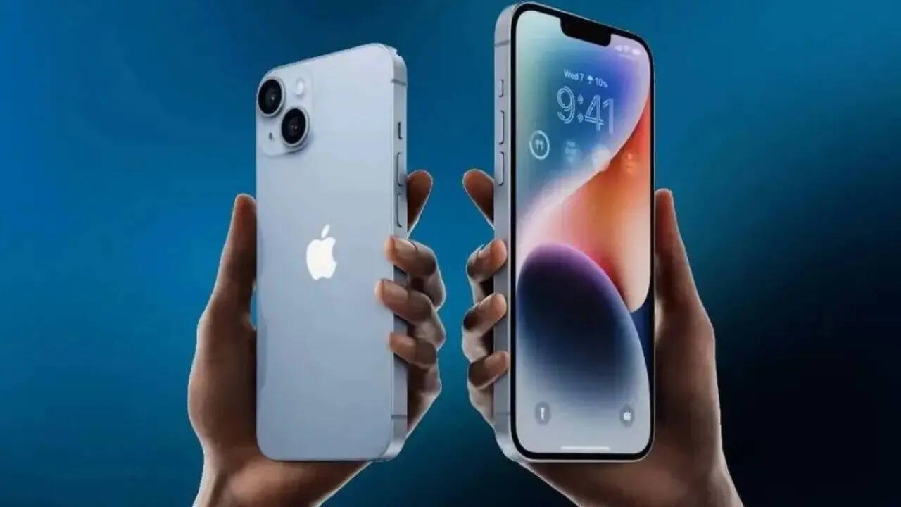 परफॉर्मेंस के लिए iPhone 15 में Apple A16 Bionic चिपसेट दिया गया है। इस आईफोन में 6GB तक की रैम और 512GB तक की स्टोरेज मिलती है। फोटोग्राफी और वीडियोग्राफी के लिए रियर में 48+12 मेगापिक्सल का डुअल कैमरा मिलता है। सेल्फी के लिए फ्रंट में 12 मेगापिक्सल का कैमरा दिया गया है।