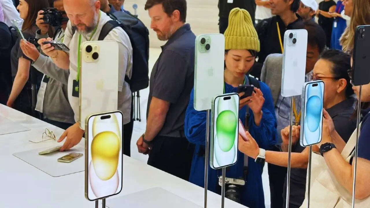 iPhone 15 में मिलने वाले फीचर्स की बात करें तो इसमें एल्यूमिनियम फ्रेम के साथ ग्लास बैक पैनल मिलता है। पानी से प्रोटेक्ट करने के लिए इसमें IP68 रेटिंग दी गई है। इसमें आपको 6.1 इंच की सुपर रेटिना डिस्प्ले मिलती है। इसके साथ ही यह फोन iOS 17 पर रन करता है।