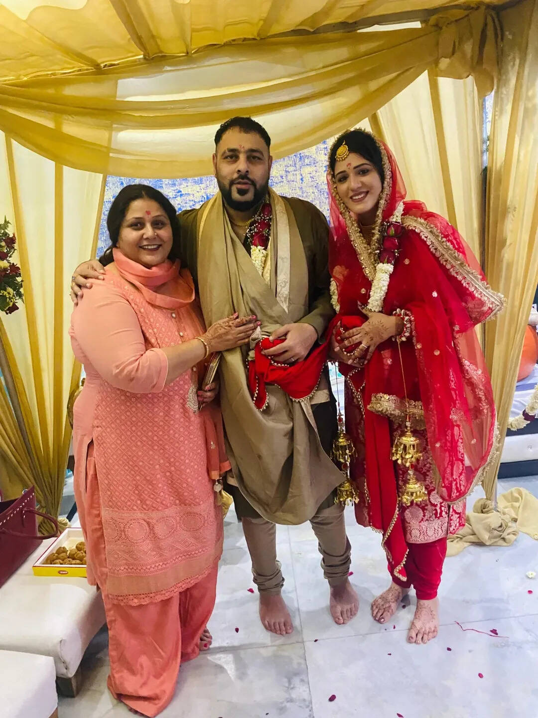 परिवार संग दिये पोज