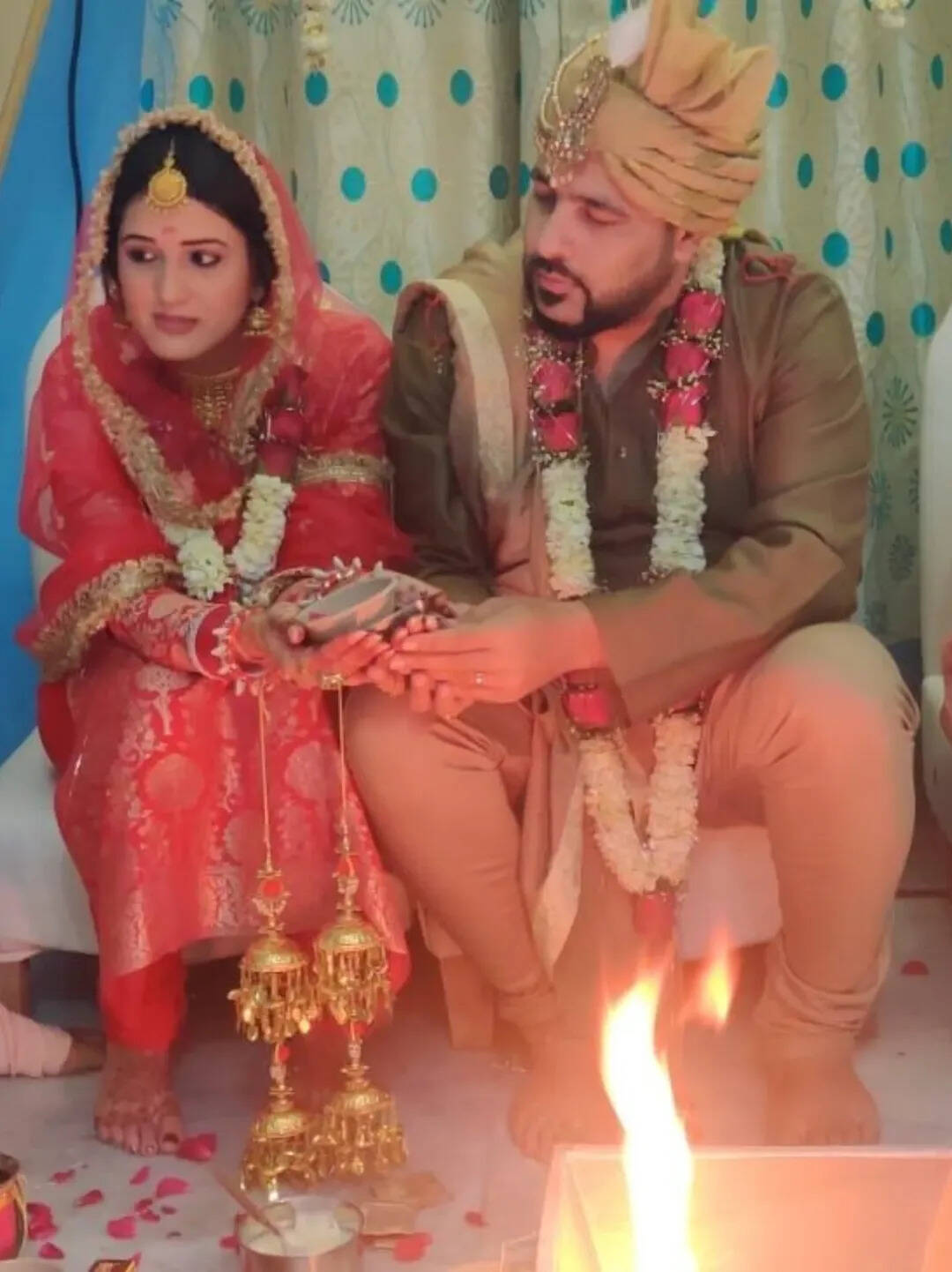 मंडप में बैठे आए नजर