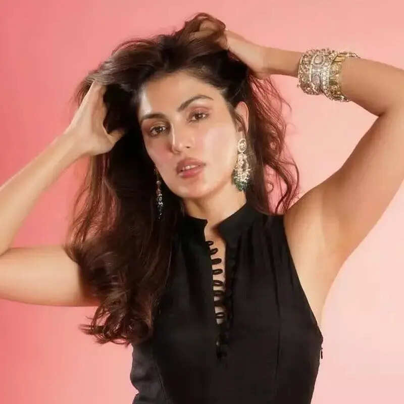रिया चक्रवर्ती (Rhea Chakraborty)