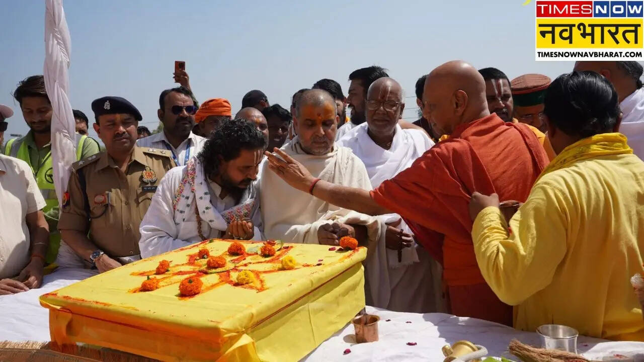 ​वैदिक मंत्रोच्चार के बीच संपन्न हुआ ध्वजारोहण​
