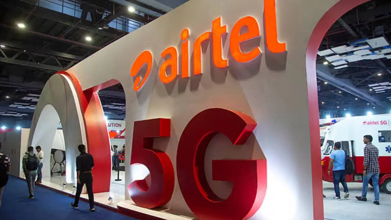 Airtel के जिस रिचार्ज प्लान की हम बात कर रहे हैं उसकी कीमत 355 रुपये है। एयरटेल अपने करोड़ों यूजर्स को इस रिचार्ज प्लान में पूरे एक महीने यानी 30 दिनों की वैलिडिटी ऑफर कर रहा है।