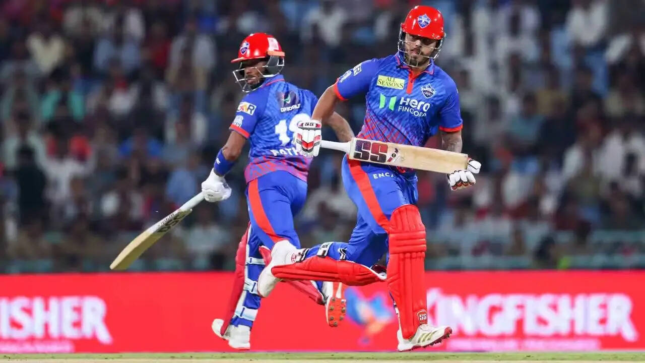 रन चेज में दिल्ली की पारी लड़खड़ाई