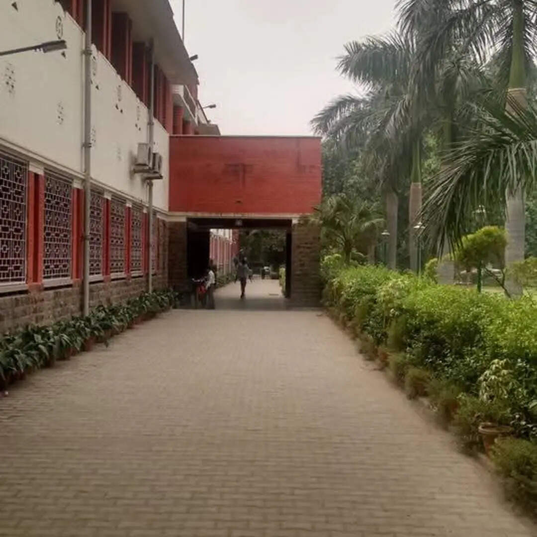 हिंदू कॉलेज में कितने नंबर एडमिशन मिलता है?