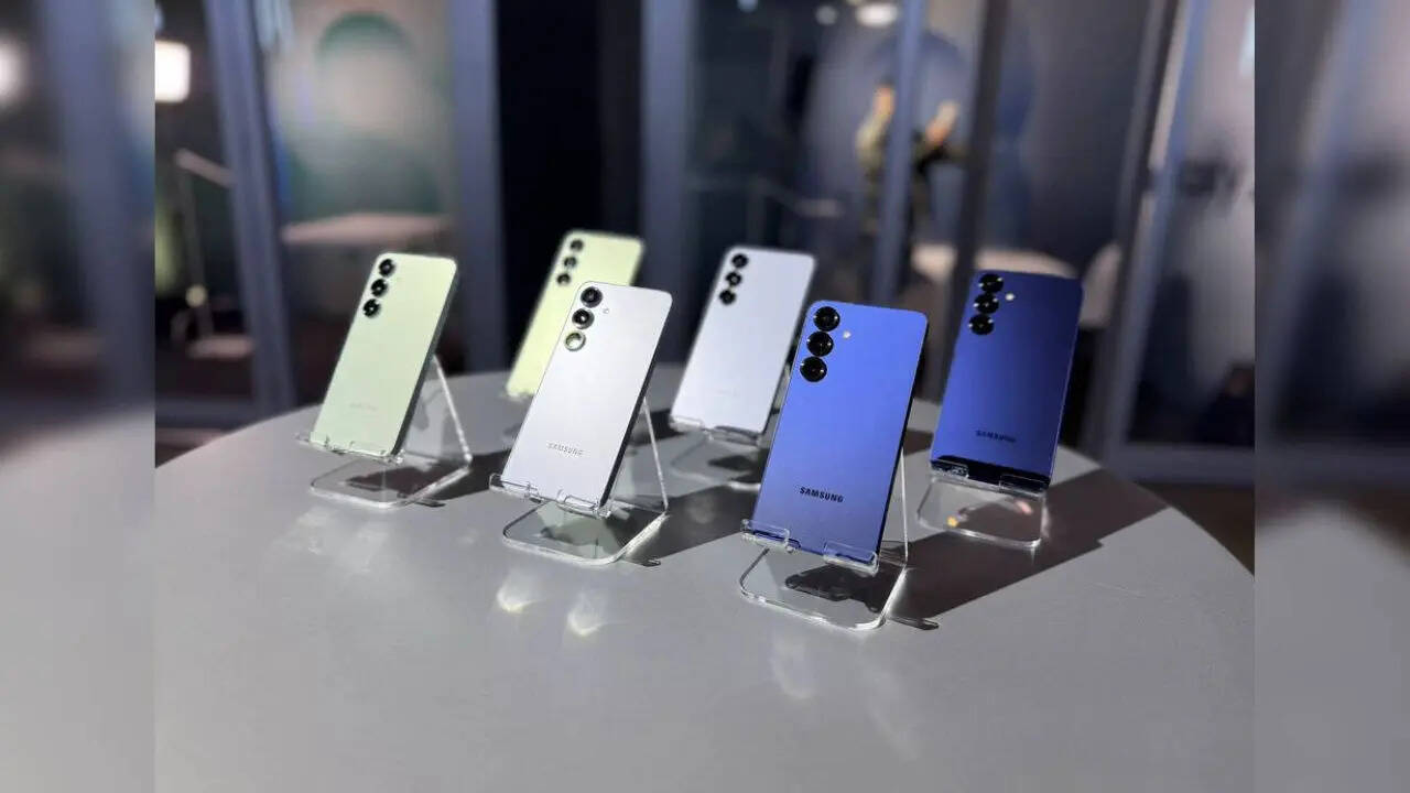 परफॉर्मेंस के लिए स्मार्टफोन में Snapdragon 8 Elite चिपसेट दिया गया है। सैमसंग ने इसमें 12GB की रैम और 512GB की स्टोरेज दी है। फोटोग्राफी के लिए रियर में ट्रिपल कैमरा सेटअप मिलता है जिसमें 50+10+12 मेगापिक्सल के सेंसर दिए गए हैं। सेल्फी और वीडियो कॉलिंग के लिए इसमें आपको 12 मेगापिक्सल का सेंसर मिलता है।