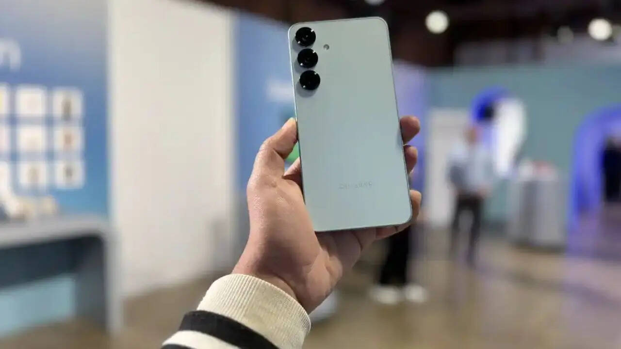 अब बात करते हैं Samsung Galaxy S25 Plus की खरीदारी पर मिलने वाले सबसे बड़े ऑफर की। अमेजन ग्राहकों को इस पर 44,000 रुपये तक का एक्सचेंज ऑफर दे रहा है। अगर आप इस ऑफर में 20,000 रुपये की बचत भी कर लेते हैं तो आप फ्लैट डिस्काउंट ऑफर के साथ इस स्मार्टफोन को सिर्फ 54,499 रुपये की कीमत में खरीदकर घर ले जा सकते हैं।