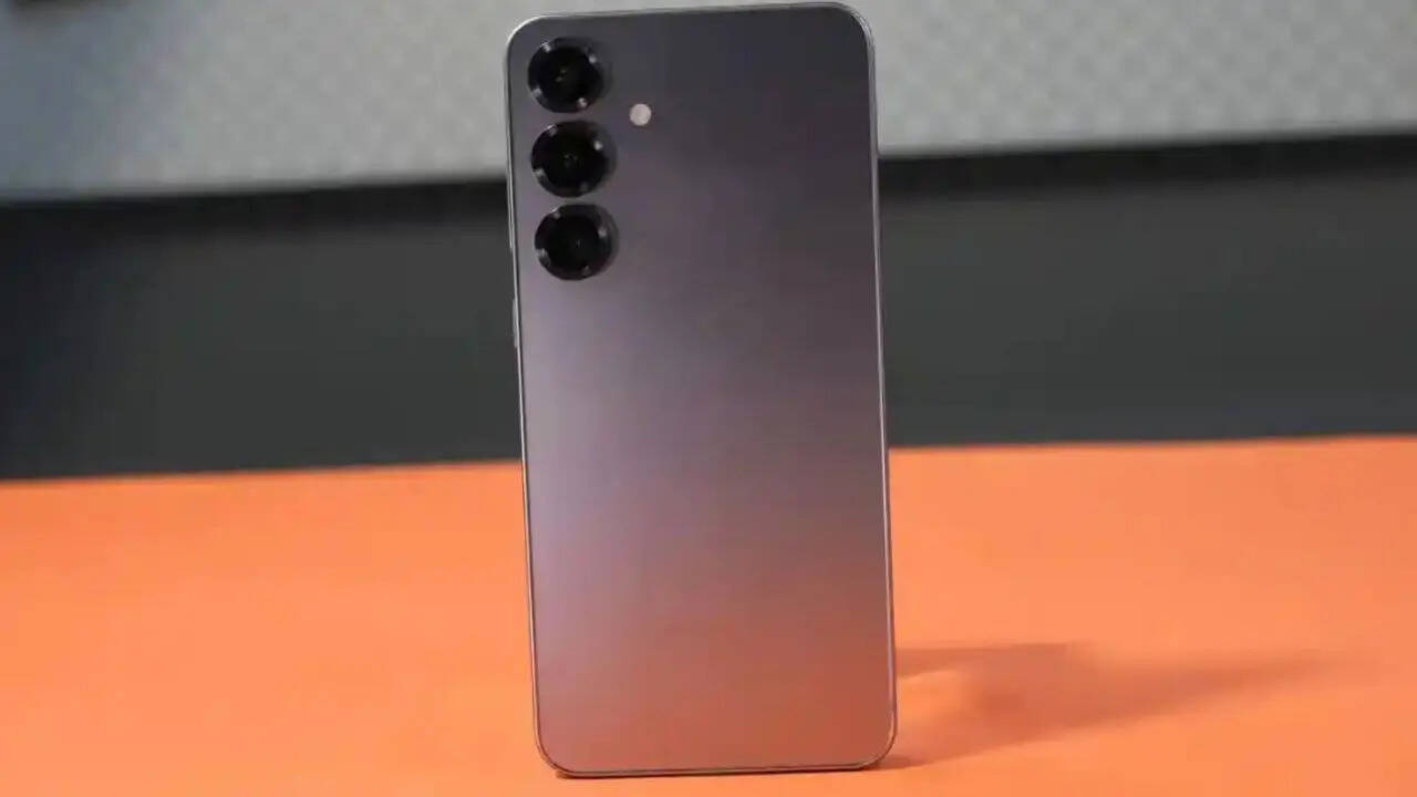 Samsung Galaxy S25 Plus को अमेजन में एक लाख रुपये के करीब लिस्ट किया गया है। इसकी रियल प्राइस 99,999 रुपये है। हालांकि अब इसे खरीदने के लिए आपको इतने ज्यादा पैसे नहीं खर्च करने पड़ेंगे। आप लगभग आधी कीमत में खरीदकर घर ले जा सकते हैं।